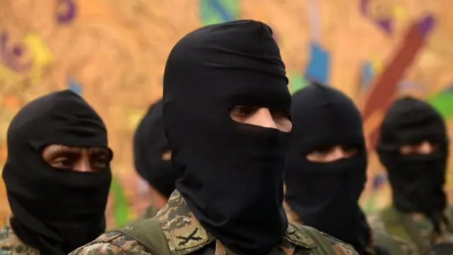 Hombres con gorro navarone.