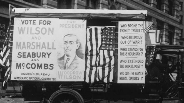 Un carro electoral promociona la reelección de Wilson con consignas como: "¿Quién nos mantuvo afuera de la guerra?".