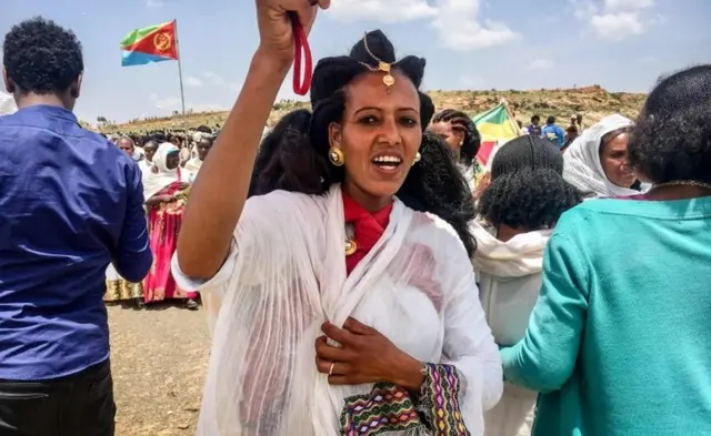 ኣዴታት እቲ ዕለት ብዝተፈጠረለን ታሕጓስ ደርፊታት ደሪፈን