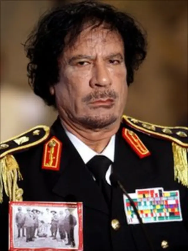 Col Gaddafi mu mwambaro wa gisirikare mu 2009