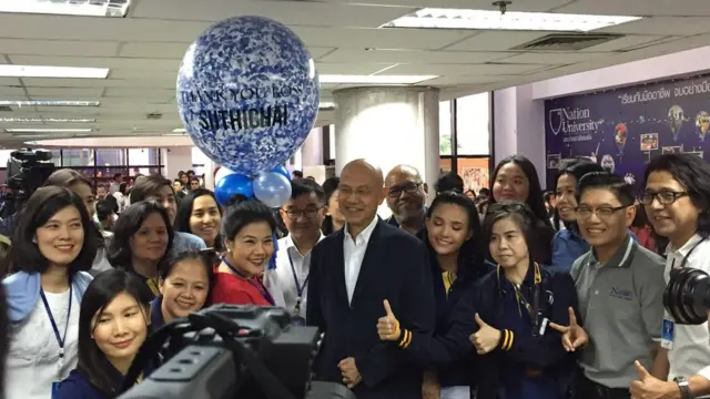 บรรดาพนักงานของบริษัทร่วมถ่ายรูปกับสุทธิชัย