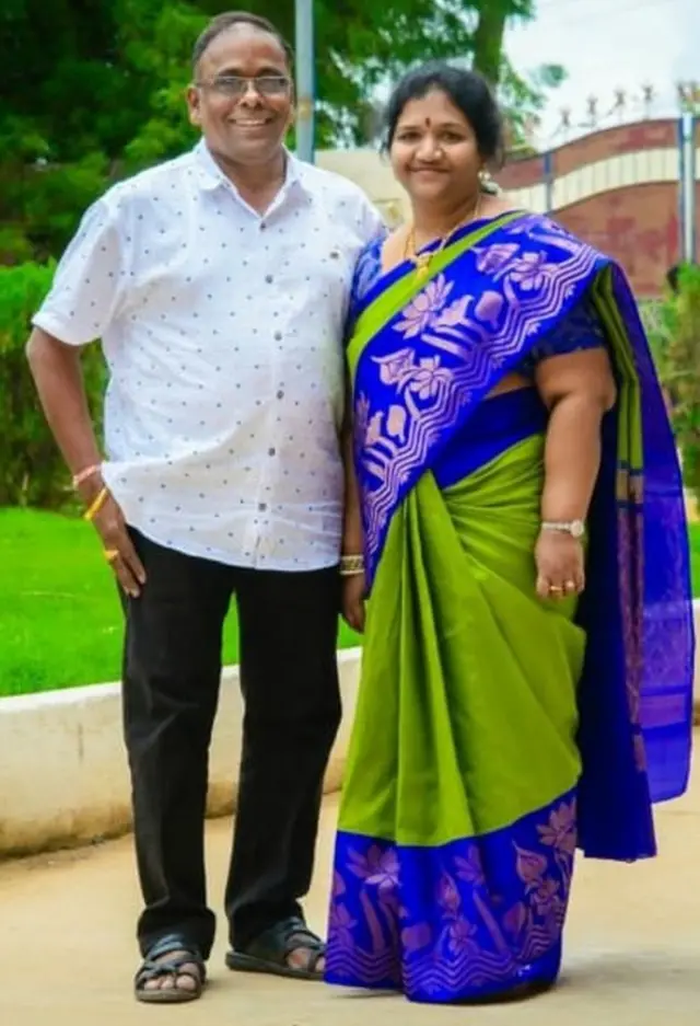 భార్య వెంకట నాగ మాధవితో శ్రీనివాస్ గుప్తా