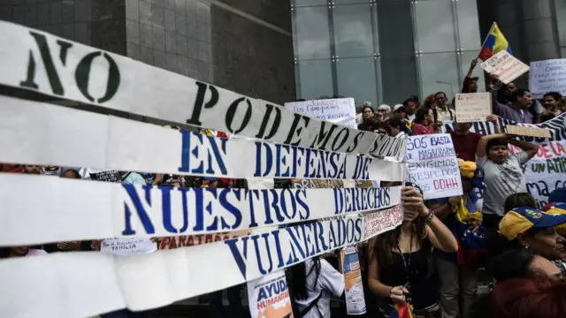Venezolanos manifestándose en la calle