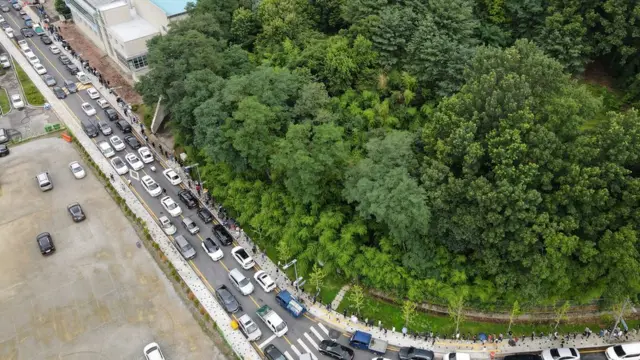 대전의 한 공사현장에서 코로나19가 발생해 근로자 3000여명이 검사에 들어갔다