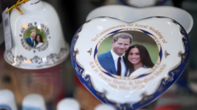 Merchandising con la imagen de Harry y Meghan.