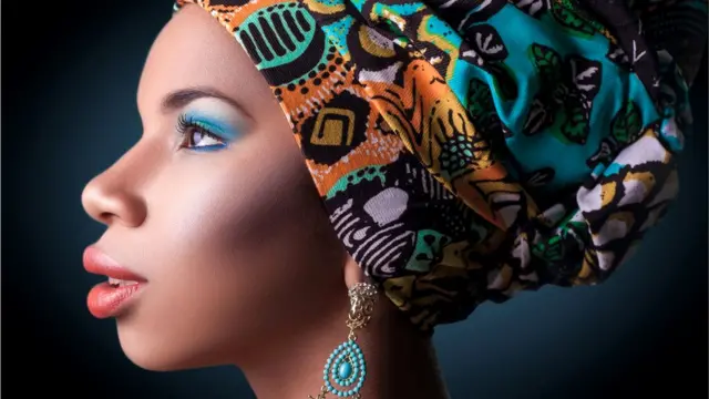 Одежда, равно как и раскрашивание тела, - символичная часть личности человека