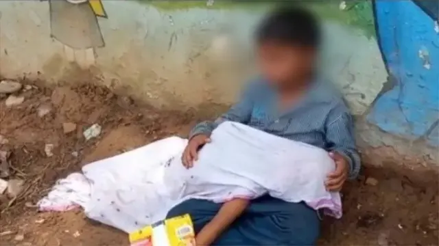 धाकट्या भावाचा मृतदेह घेऊन बसलेल्या चिमुकल्याचा व्हीडिओ व्हायरल