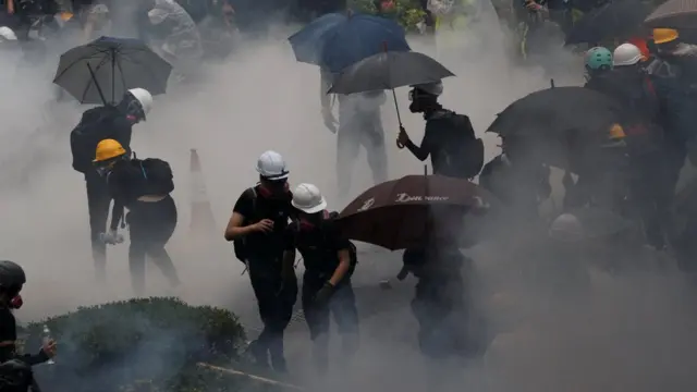 警方发射大量催泪烟驱散示威者。