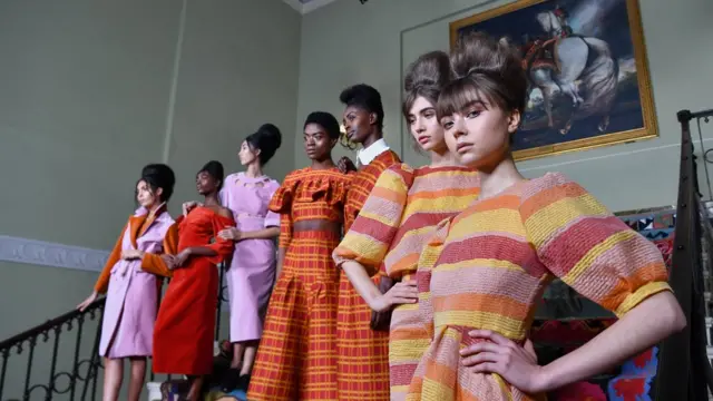 伦敦双胞胎姐妹设计师Tata Naka的2018新品展示。