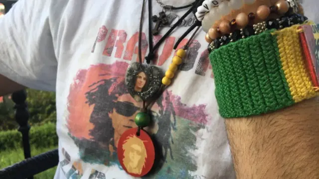 Огрлица и мајица са ликом Давида Драгичевића и натписом „Правда за Давида" на грудима његовог оца Давора.