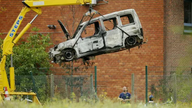 Обгоревший минивэн