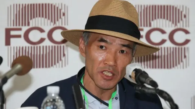 북한군에 피격돼 숨진 해양수산부 산하 서해어업지도관리단 소속 해양수산서기(8급) A씨(47)의 형 이래진씨(55)가 29일 오후 서울 중구 한국언론회관 서울외신기자클럽에서 서울에 주재하는 외신 기자들을 상대로 기자회견을 하고 있다