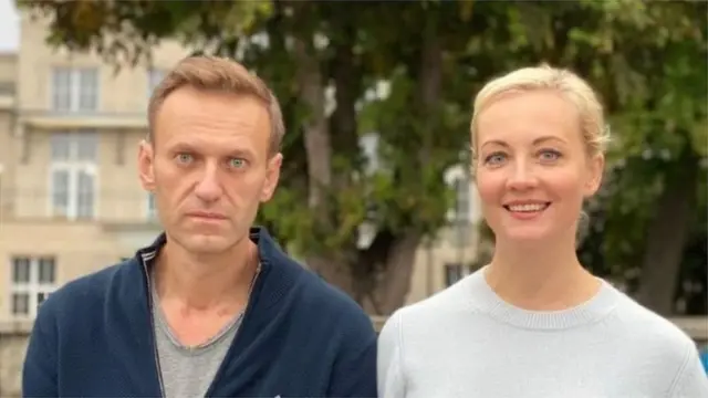 'విష ప్రయోగం' బారి నుంచి తన భర్త బయటపడతాడని అనుకోలేదని నావల్నీ భార్య యూలియా చెప్పారు