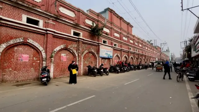 आज़म ख़ान के दफ़्तर के बाहर की एक तस्वीर