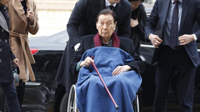 Shin Kyuk-ho (C), founder of Lotte group, arrives to attend in the his final trial for a embezzlement at the Seoul Central District Court in Seoul, South Korea, 22 December 2017. EPA/JEON HEON-KYUN