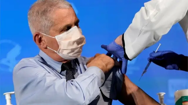 شخص يحصل على اللقاح