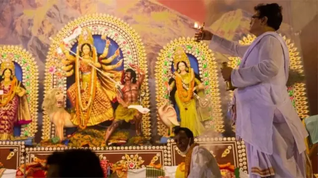 హిందూ ఆలయాలు ధ్వంసం