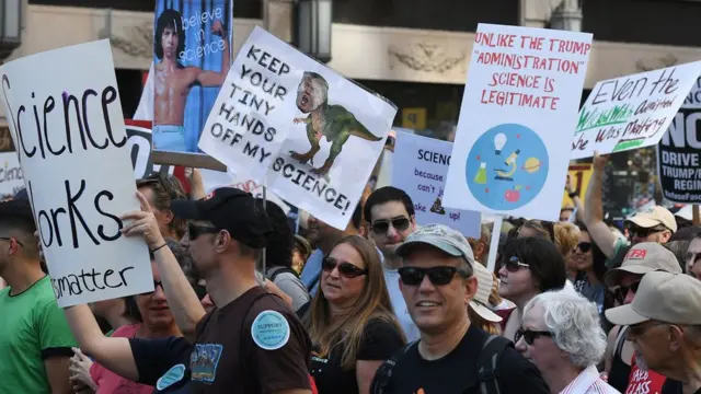 Activistas y manifestantes protestaron contra lo que muchos ven como un "asalto a la ciencia" por parte de políticos populistas.