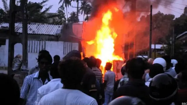 නිවාස /වෙළෙඳසැල් ආදිය ගිනිබත් කෙරුණ හැටි