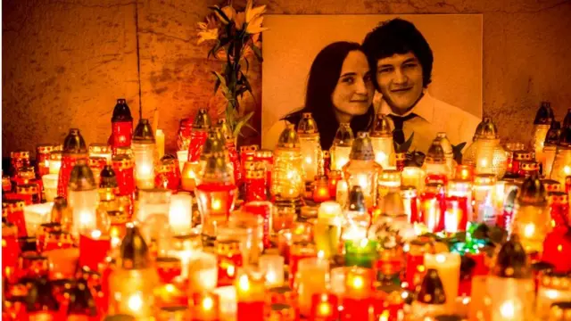 Hàng trăm ngọn nến được đặt trước bức chân dung của nhà báo điều tra Jan Kuciak và bạn gái Martina Kusnirova ở trung tâm Bratislava đêm 27/2/2018