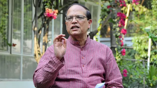 বাংলাদেশ ব্যাংক-এর প্রাক্তন গভর্নর আতিউর রহমান: রিজার্ভ চুরি কেলেঙ্কারির জের ধরে পদত্যাগ করেন ২০১৬ সালের ১৫ই মার্চ।