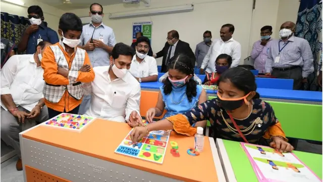 విద్యార్థులతో వైఎస్ జగన్