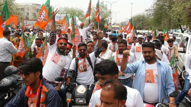 वीआइपी नेताओं पर क्यों लागू नहीं होते ट्रैफ़िक नियम?