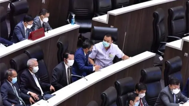 นายอนุทิน ชาญวีรกูล หัวหน้า ภท. กับลูกพรรคของเขา