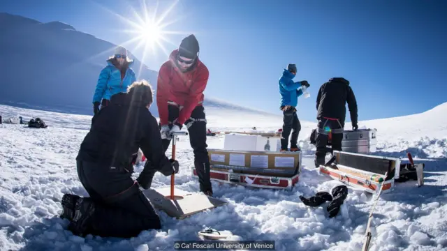 Imagem mostra pesquisadores perfurando geleiraroleta adventurebuscaroleta adventureinformações para estudos