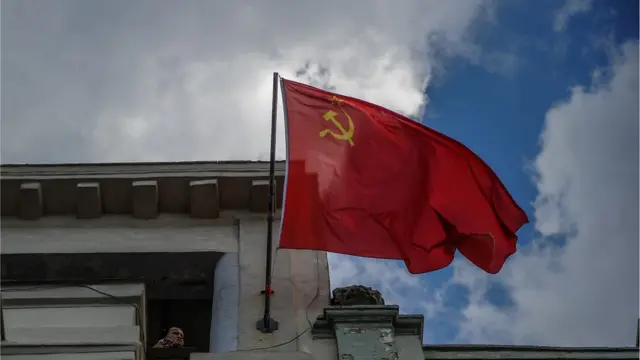 መዶሻና ማጭድ ያለበት የሩሲያ ባንዲራ