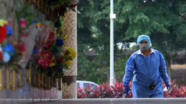 Muchos miembros del personal médico en Ecuador dicen que les falta protección para trabajar