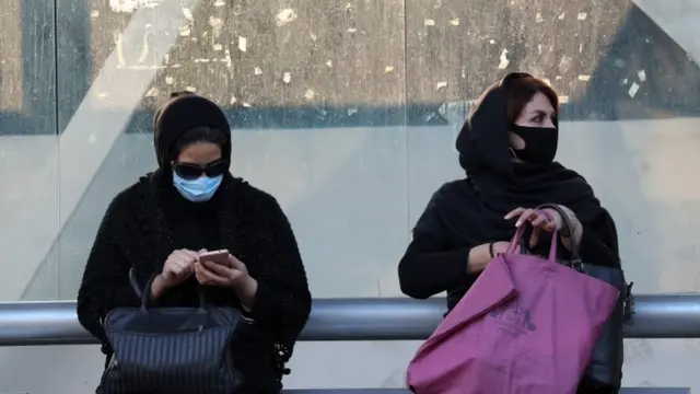 İran'da maske takan kadınlar