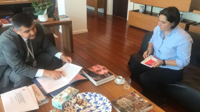 Türkiye'nin Avrupa Birliği Daimi Temsilcisi Faruk Kaymakçı, BBC Muhabiri İrem Köker'in sorularını yanıtlarken.