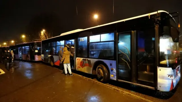 دعا الانفصاليون الموالون لروسيا المدنيين الى ترك منطقة دونستك التي يسيطرون عليها