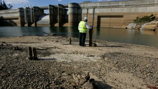 The dry Warragamba Dam in December