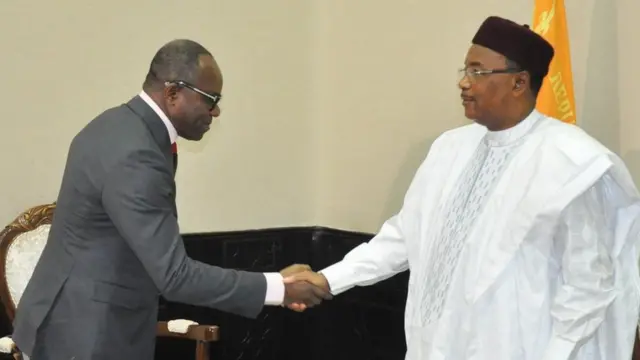 Shugaban Nijar, Mahamadou Issoufou (a dama) da karamin ministan mai na Najeriya Dr. Emmanuel Ibe Kachikwu