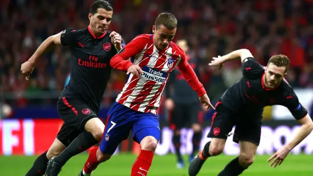 Griezmann, del Atlético, perseguido por dos rivales.