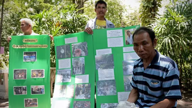 ประชาชนถือป้ายรณรงค์การหายสาญสูญไปของเด่น คำแหล้