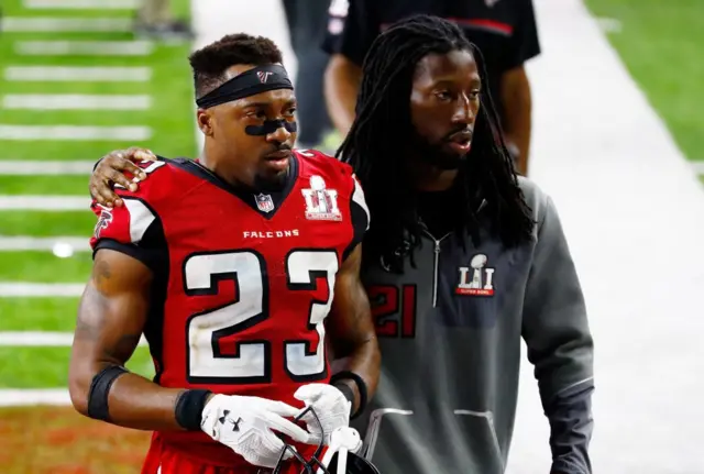 Robert Alford, jugador del Atlanta, sale del campo de juego tras la derrota que sufrieron ante los New England Patriots.