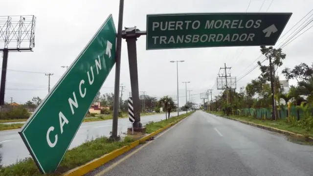 Cartel de Cancún caído tras los fuertes vientos.