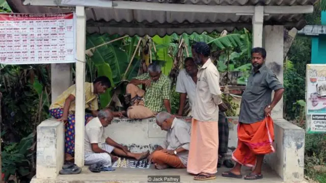 शतरंज खेलते गांव वाले