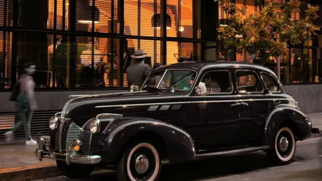 Auto antiguo aparcado en la calle.