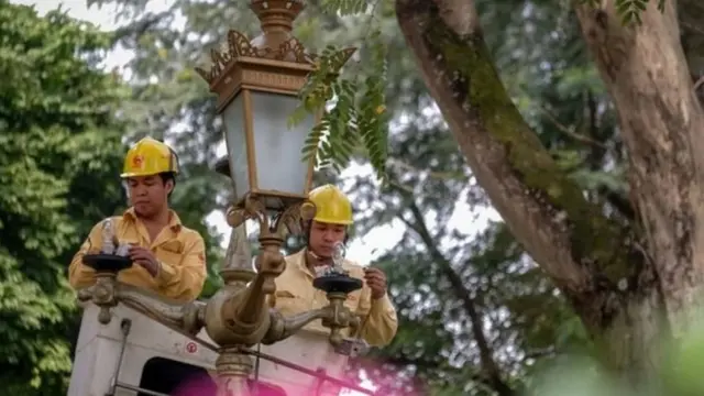 Giá điện tăng cao bất thường khiến người dân bức xúc.
