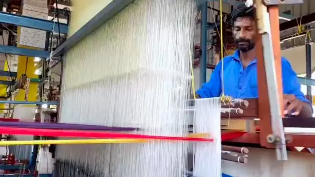நெசவாளர்கள் உரிய கூலி உயர்வு கேட்டு போராட்டங்களில் ஈடுபட்டனர்