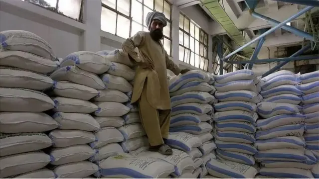 पाकिस्तान महंगाई आटा संकट