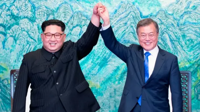 दक्षिण कोरियाई राष्ट्रपति मून जे-इन और उत्तर कोरियाई नेता किम जोंग-उन