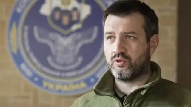 "Биз асосан урушишни билмайдиган, биз томонга тўпдан отилгандек улоқтирилган, қисман сафарбар қилинган аскарларга эътибор қаратамиз", дейди дастур раҳбари Виталий Матвьенко.