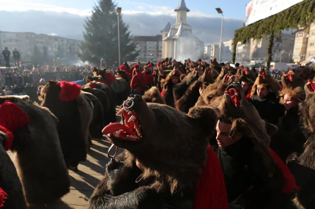 Svaka od grupa izvodi program unoseći određene varijacije. Osnovna radnja je ona u kojoj medvedi u jednom trenutku “umiru” nakon čega sledi uskrsnuće. Ritual Igre medveda u tom smislu simboliše obnovu, kraj stare i početak nove godine.