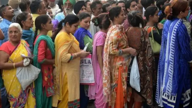 बैंक के बाहर लगी महिलाओं की लंबी लाइन.