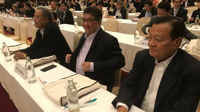 พรรคเพื่อไทยนำโดย พล.ต.ท.วิโรจน์ เปาอินทร์ รักษาการหัวหน้าพรรคเพื่อไทย (ขวาสุด)